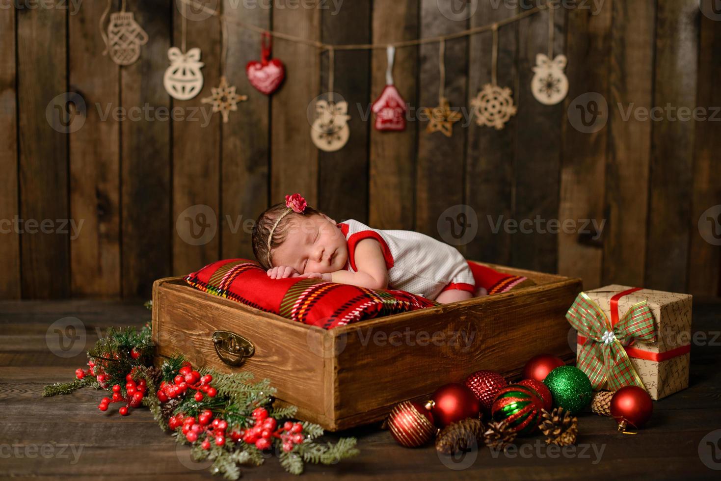 petite fille nouveau-née de huit jours en costume de noël photo