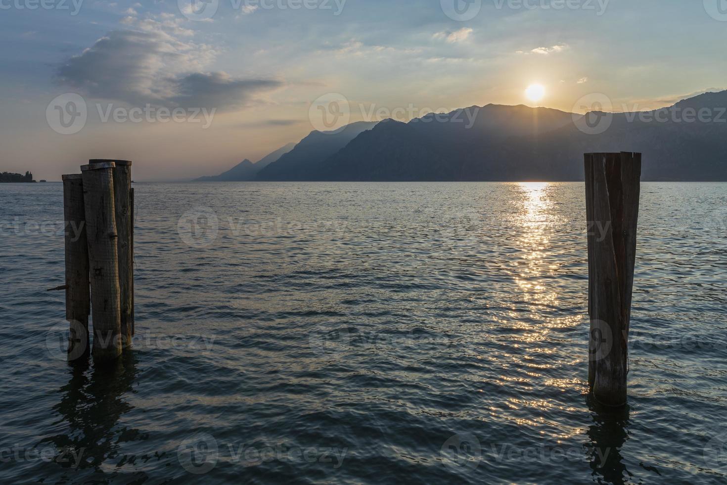 le lac de garde et la beauté de punta san vigilio. photo