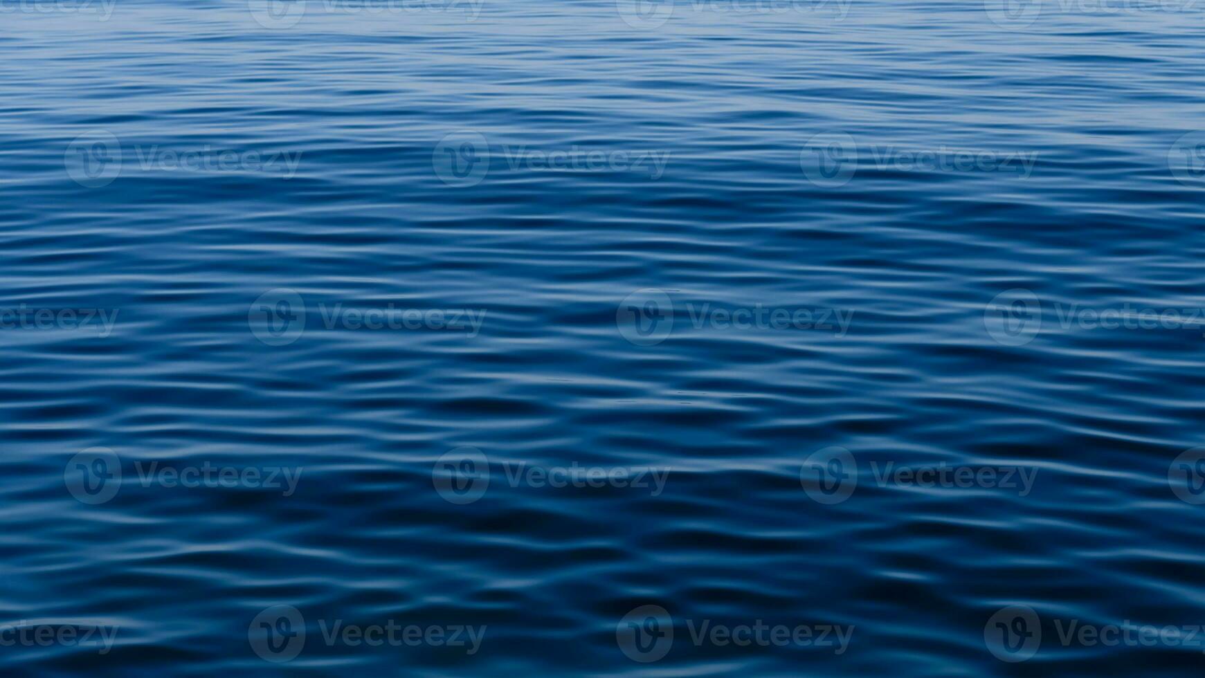 mer bleu océan dans Espagne avec doux doux ondulations sur le Haut surface texture avec été lumière du soleil réfringent photo