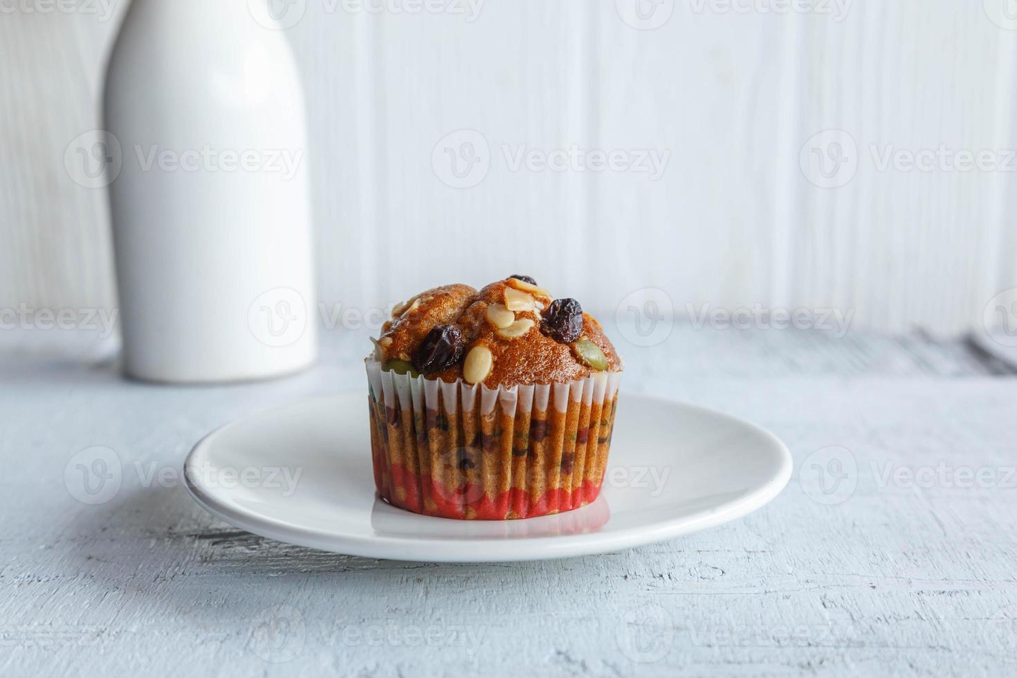 cupcakes à la banane dans les assiettes sur la table photo