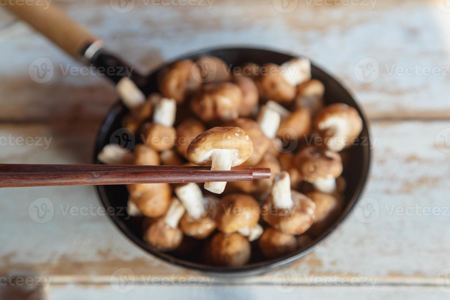champignons shiitake frais dans une casserole pour la cuisson photo