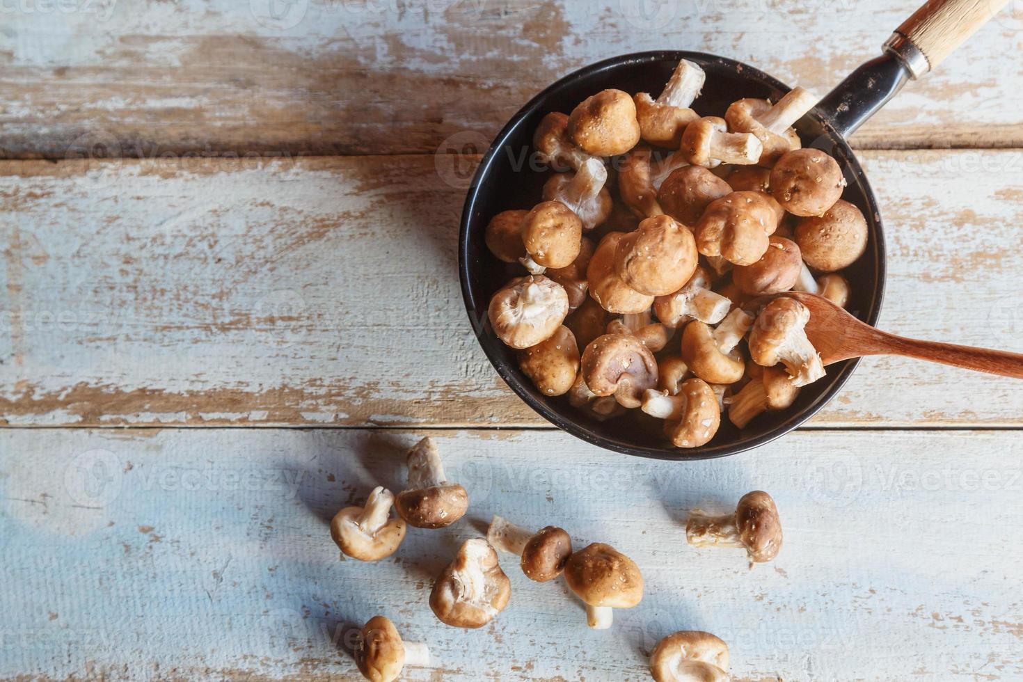 champignons shiitake frais dans une casserole pour la cuisson photo