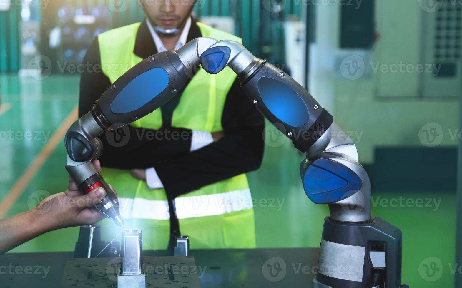 les ingénieurs asiatiques hommes femmes dans l'industrie portent des casques de protection dans l'industrie de fabrication usine de fabrication interface d'affichage mécanique bras robot industrie de fabrication ingénieur technologie photo