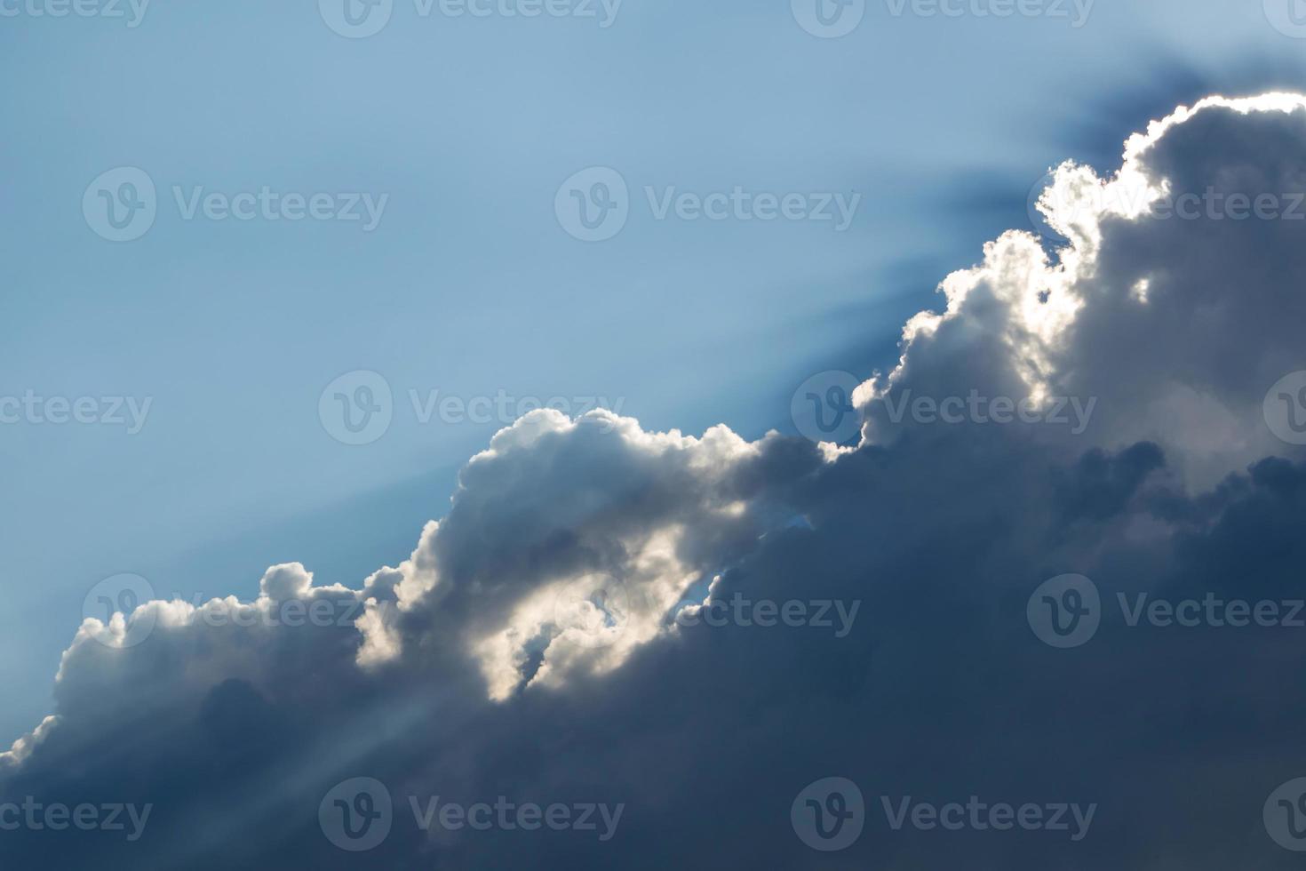 rayon de soleil du soleil derrière les nuages photo