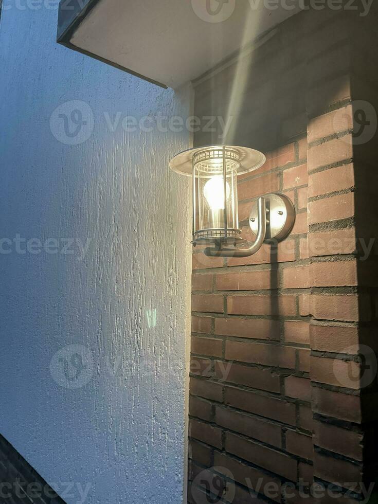 illuminé mur lampe sur une porte photo