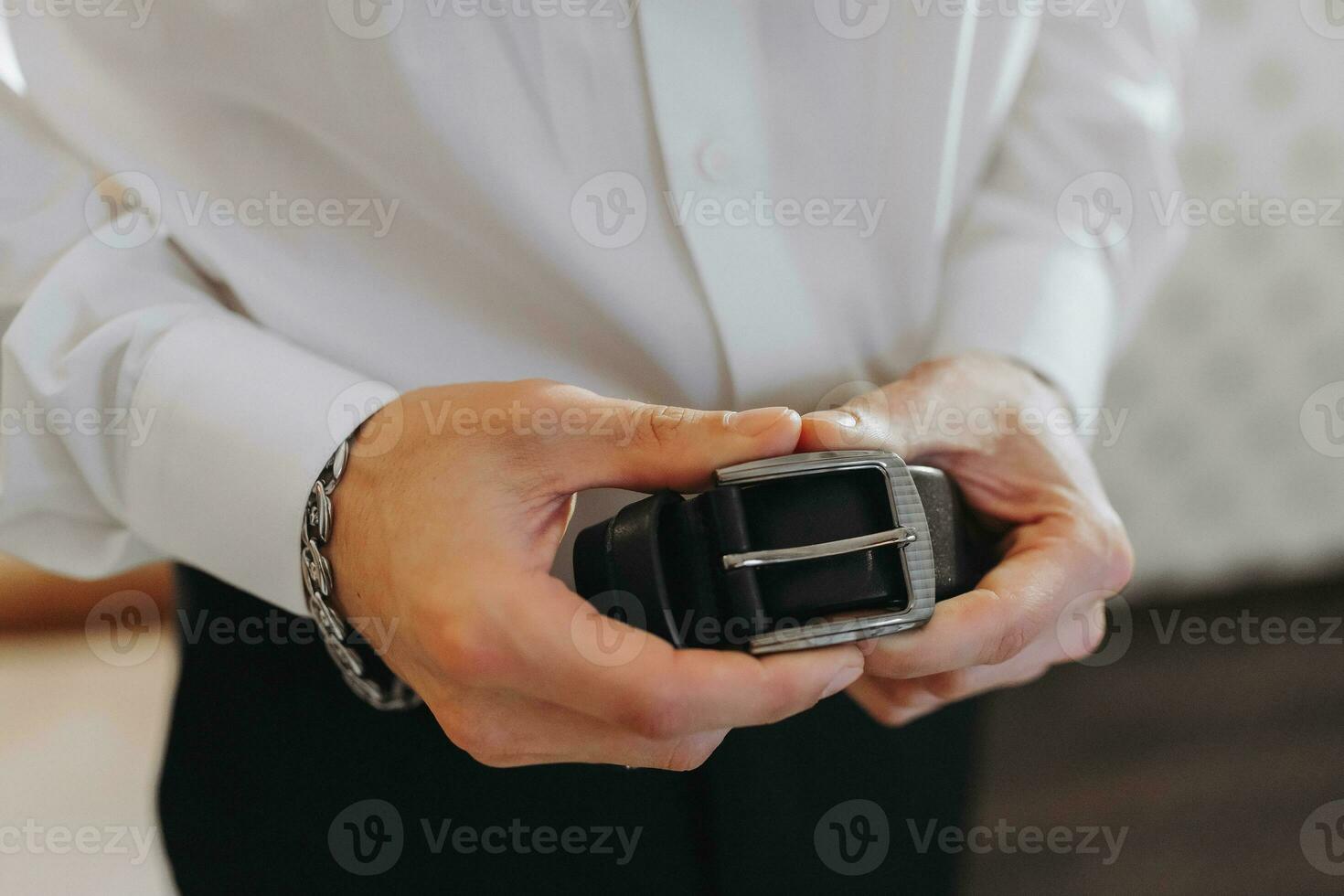 le Matin de le jeune marié et détails, le détails de le jeune marié sont sombre. Pour des hommes ceinture photo