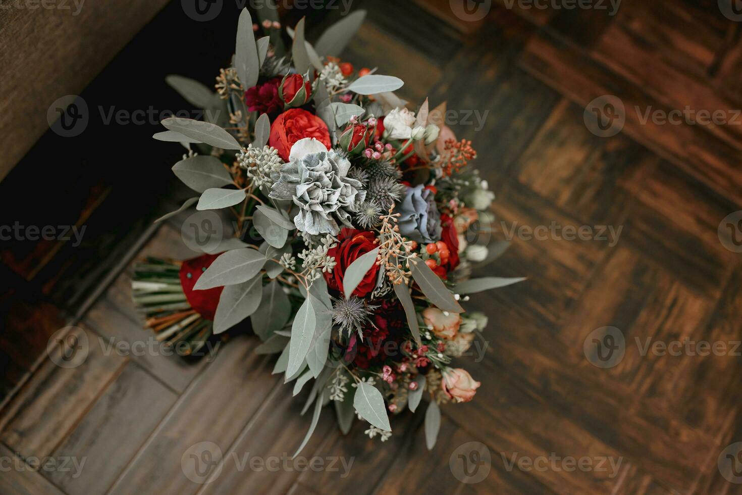 beauté mariage bouquet avec différent fleurs. rustique mariage bouquet avec rouge et bleu des roses et blanc œillets. fermer. côté vue photo