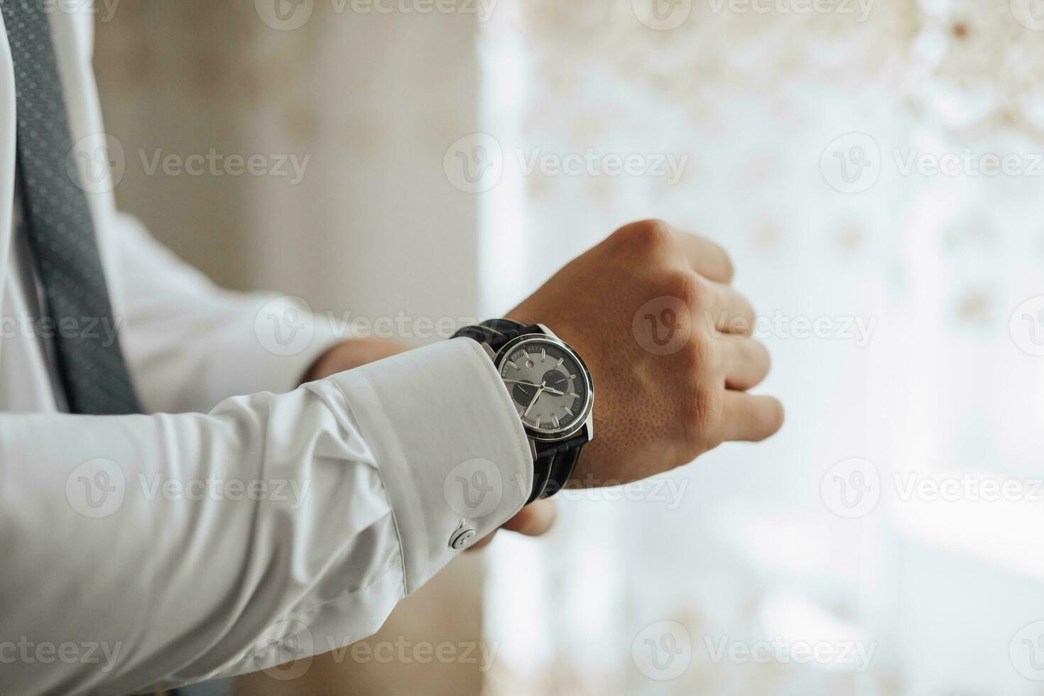 tondu photo de élégant homme boutonnage blanc chemise. de face voir. une élégant montre. Pour des hommes style. mode. affaires