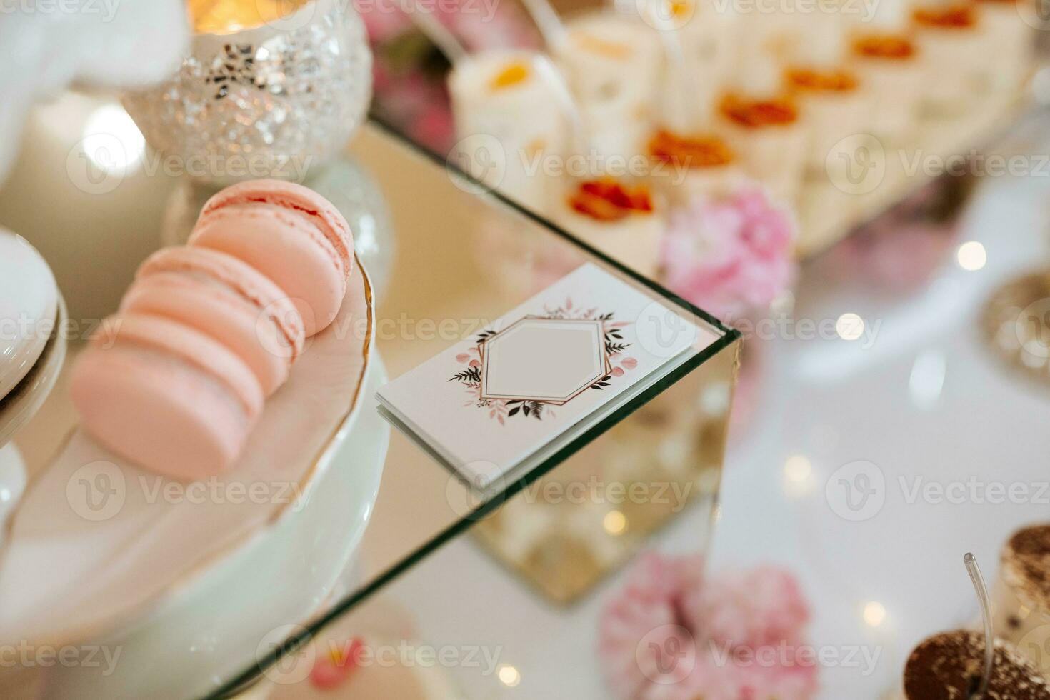 délicieux mariage accueil bonbons bar dessert table plein avec Gâteaux et bonbons et fleurs chinois Cerise fleurs sur le Contexte de un exquis restaurant photo
