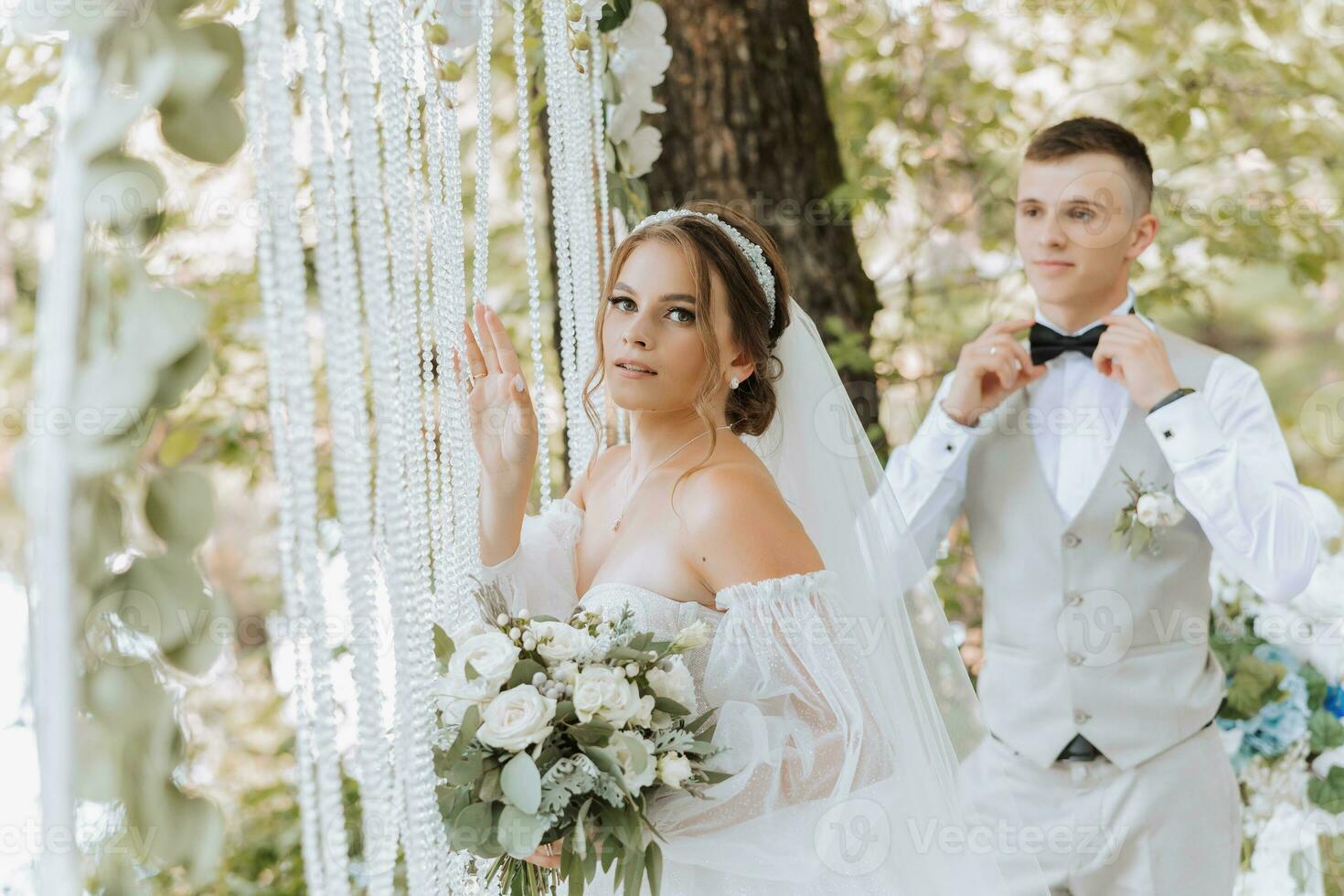 jeune marié et la mariée sur le mariage jour, en marchant en plein air. le la mariée est dans le premier plan. gens sont content et sourire. content couple dans l'amour à la recherche à chaque autre photo