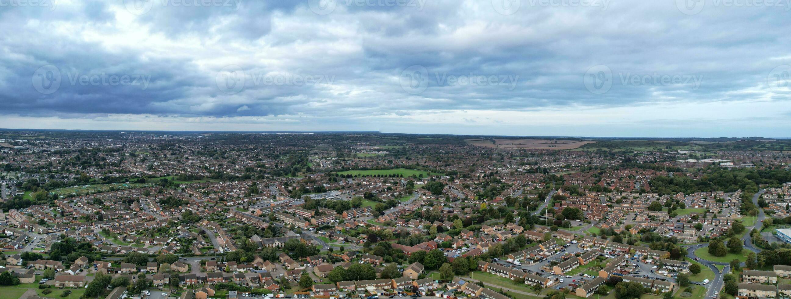 haute angle panoramique vue de Nord luton ville de Angleterre uni Royaume pendant nuageux le coucher du soleil. octobre 4ème, 2023 photo