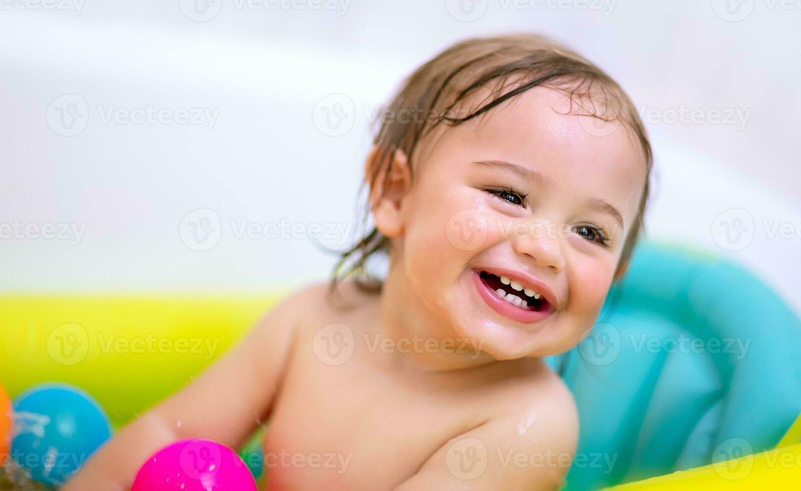 sucré enfant prise une baignoire photo