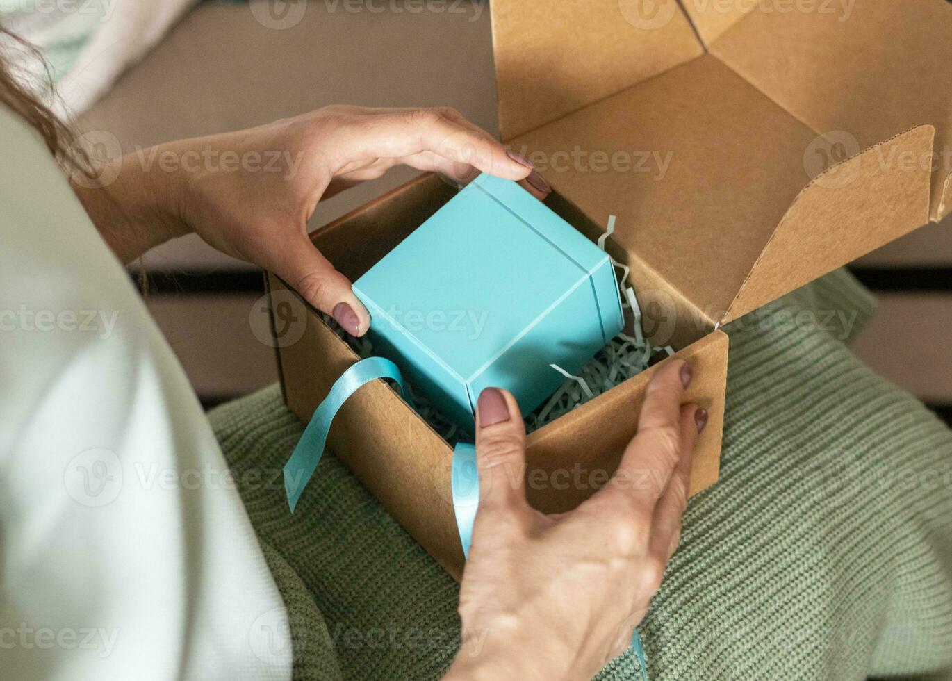 proche en haut coup de le femme en portant déballé cadeau boîte. vacances photo