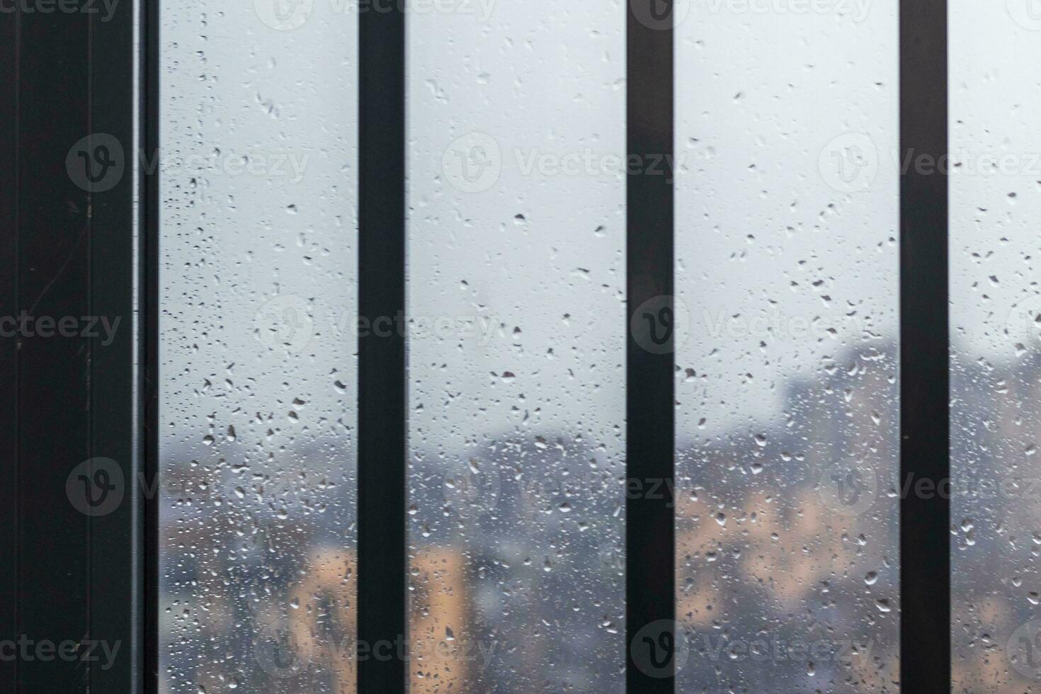 proche en haut coup de le pluie gouttes sur le en cage la fenêtre. concept photo