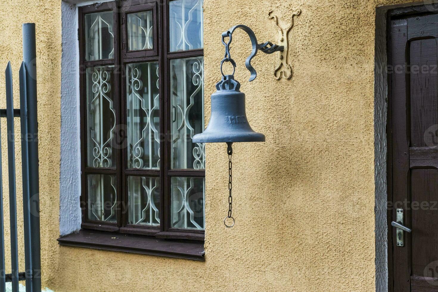 concept coup de un vieux chemin de fer station avec le cloche sur le mur. ancien photo