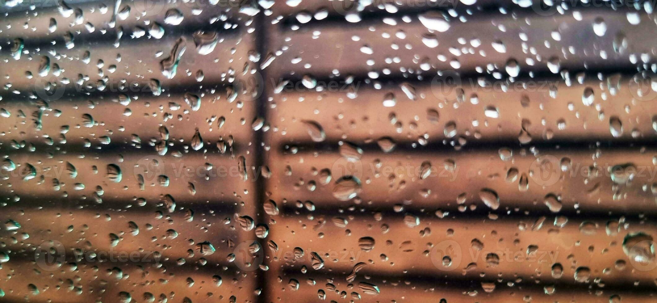 concept coup de le voiture fenêtre couvert par pluie gouttes. Contexte photo