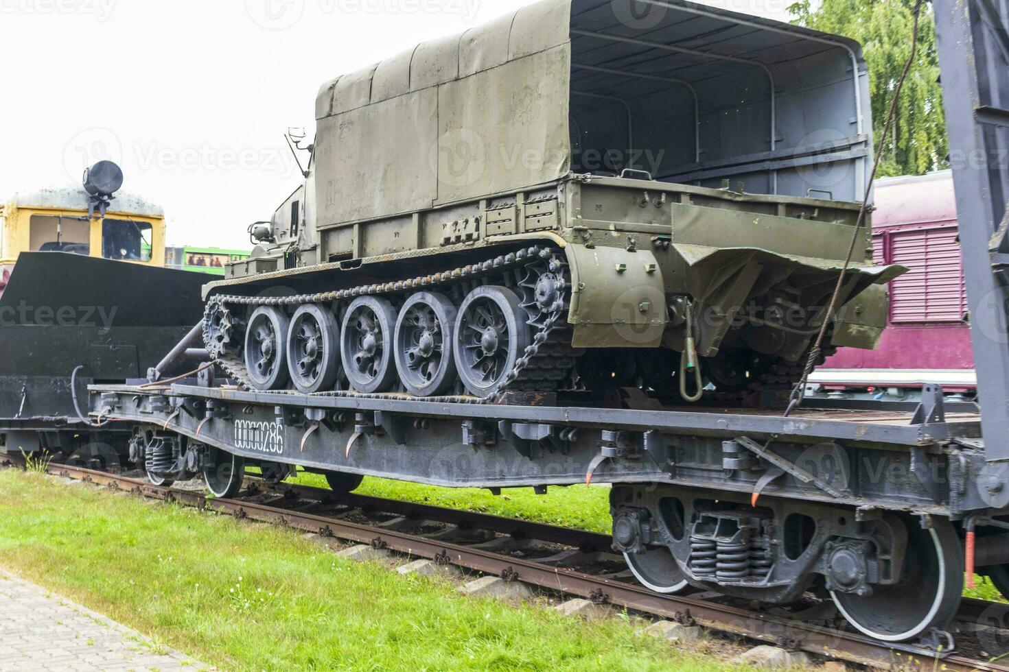 coup de le ancien vieux construction train transportant militaire camionné véhicule. guerre photo