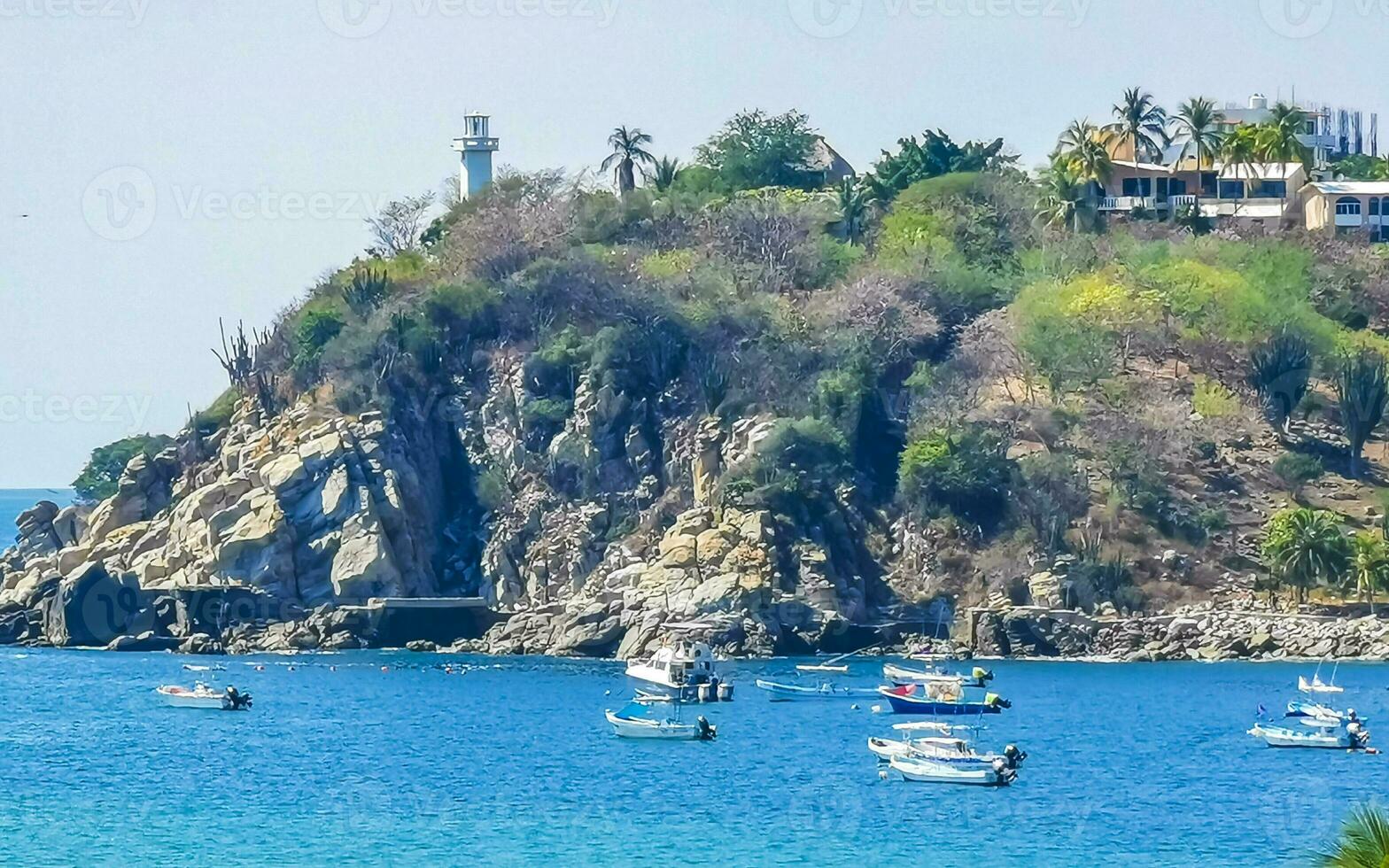 bateaux de pêche à la plage du port de puerto escondido mexique. photo