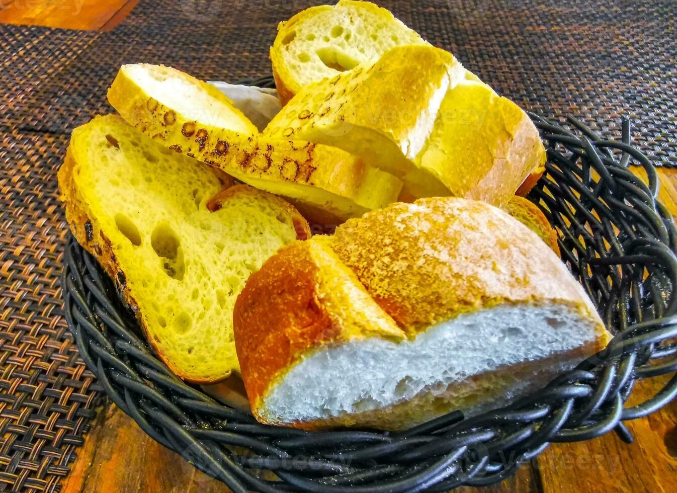 pain dans panier sur en bois table ancien restaurant Mexique. photo