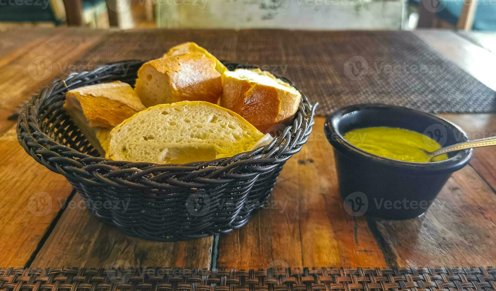 pain au panier et sauce coriandre verte restaurant mexique. photo