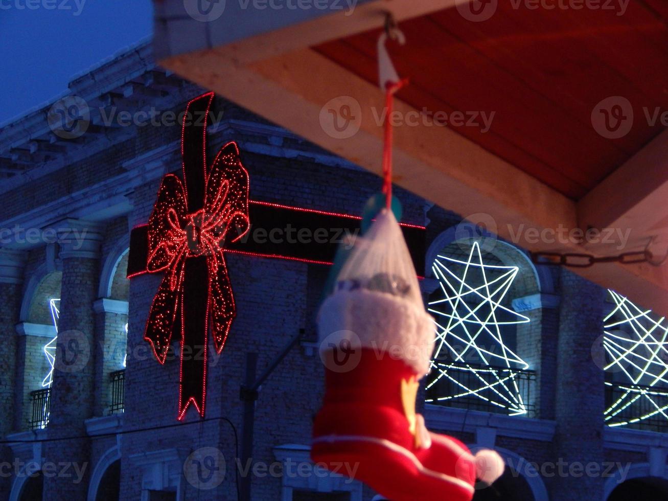 guirlandes et décorations pour les vacances de noël et du nouvel an photo