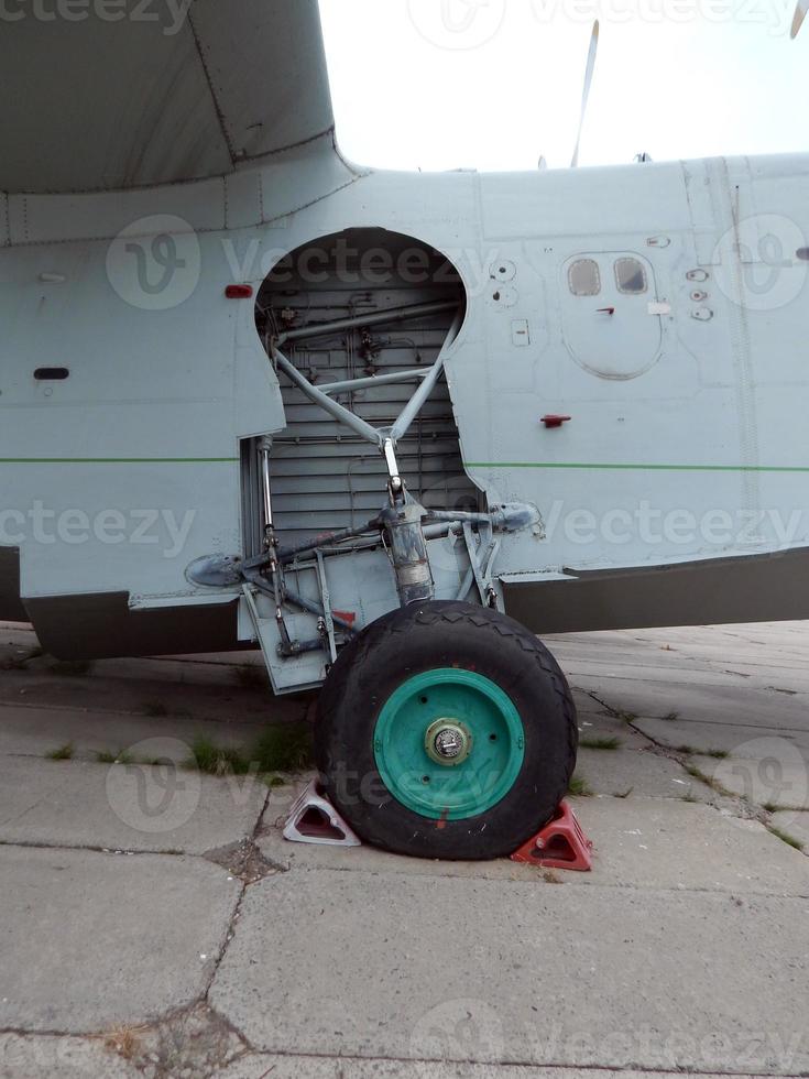 châssis d'aviation d'un avion et d'un hélicoptère à l'aéroport photo