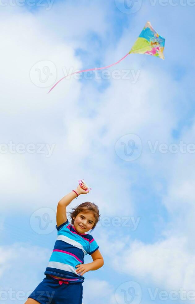 bébé fille jouer avec cerf-volant photo