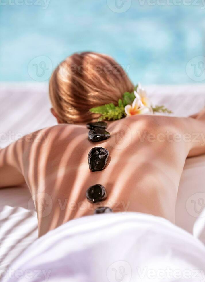 massage aux pierres chaudes photo