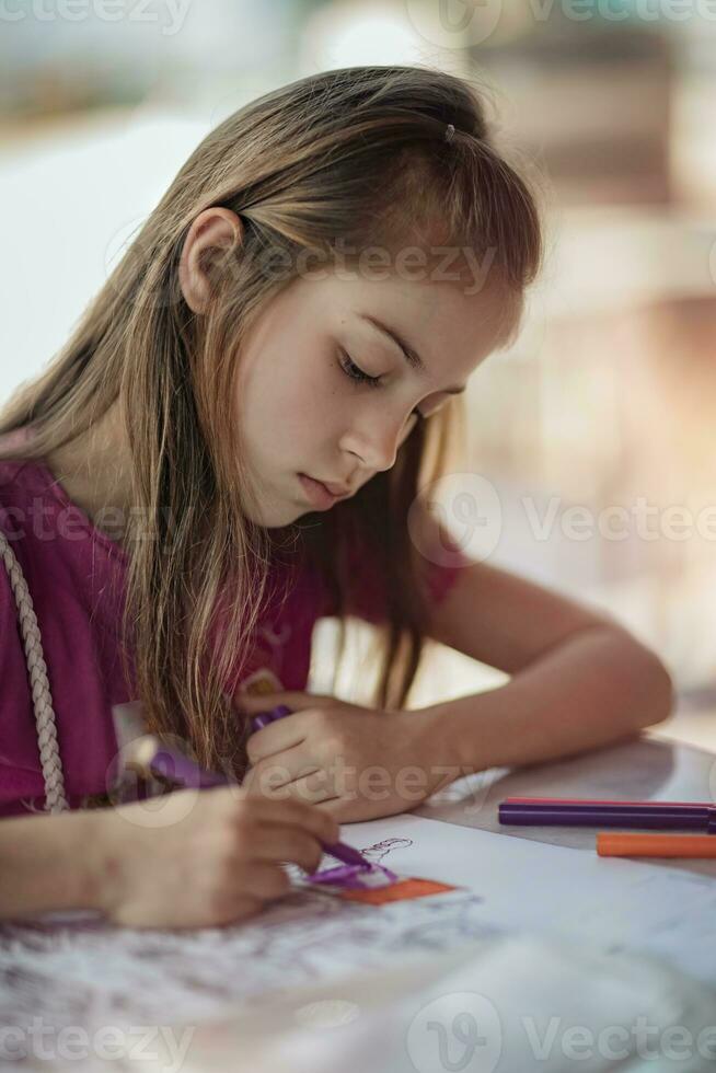 fille dessine dans coloration livre photo