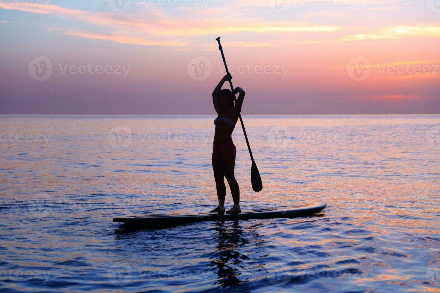 femme sur pagayer planche photo