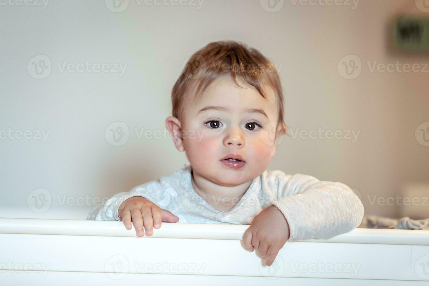 mignonne peu garçon dans le lit de bébé photo