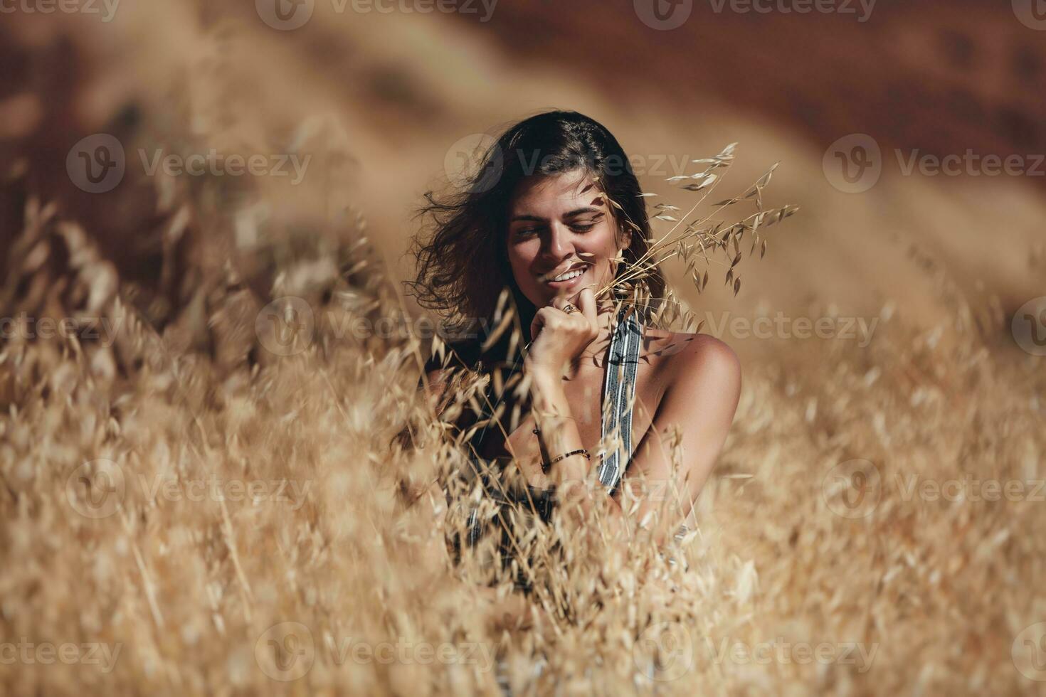 de bonne humeur femelle dans blé champ photo