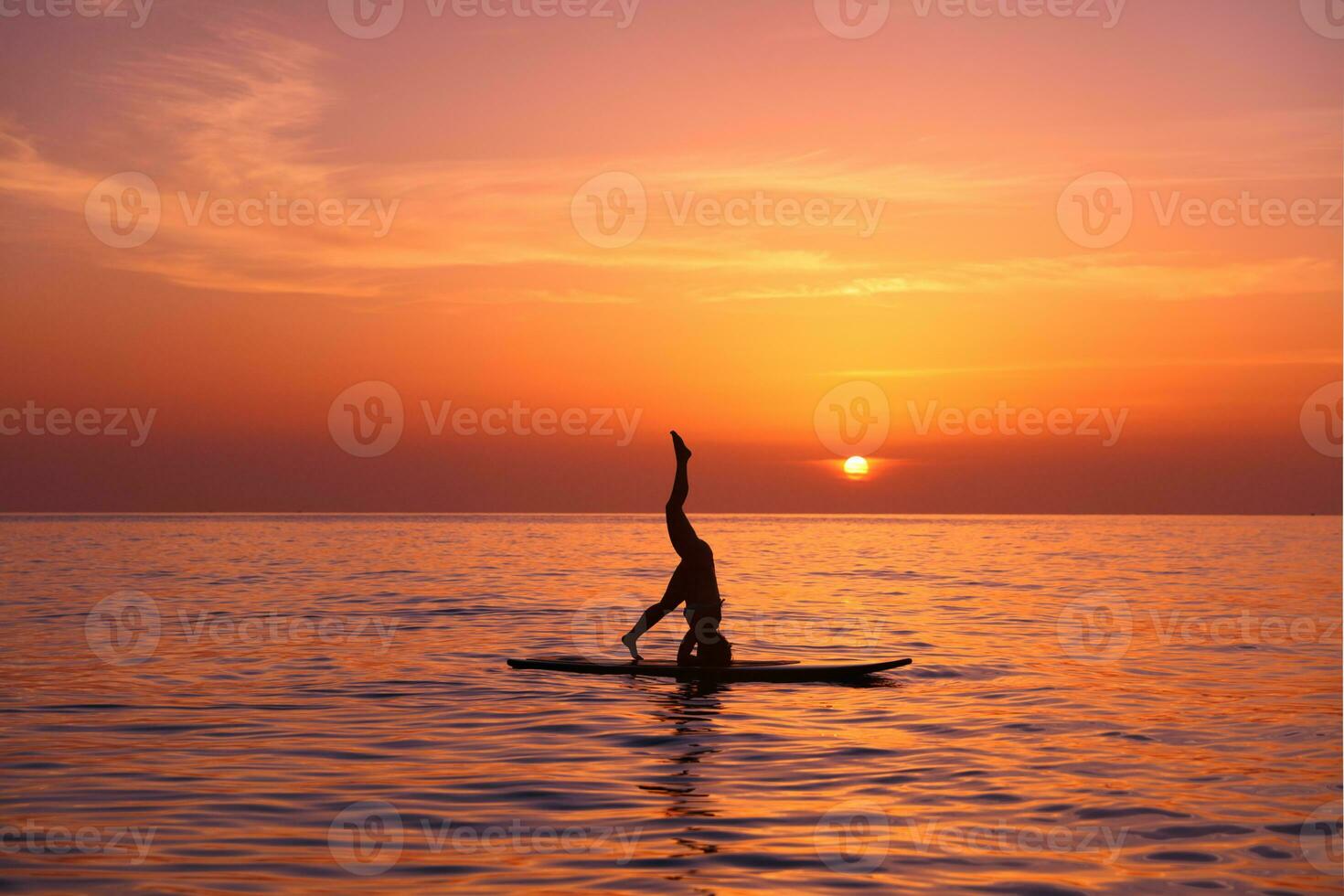 yoga prof sur le plage photo