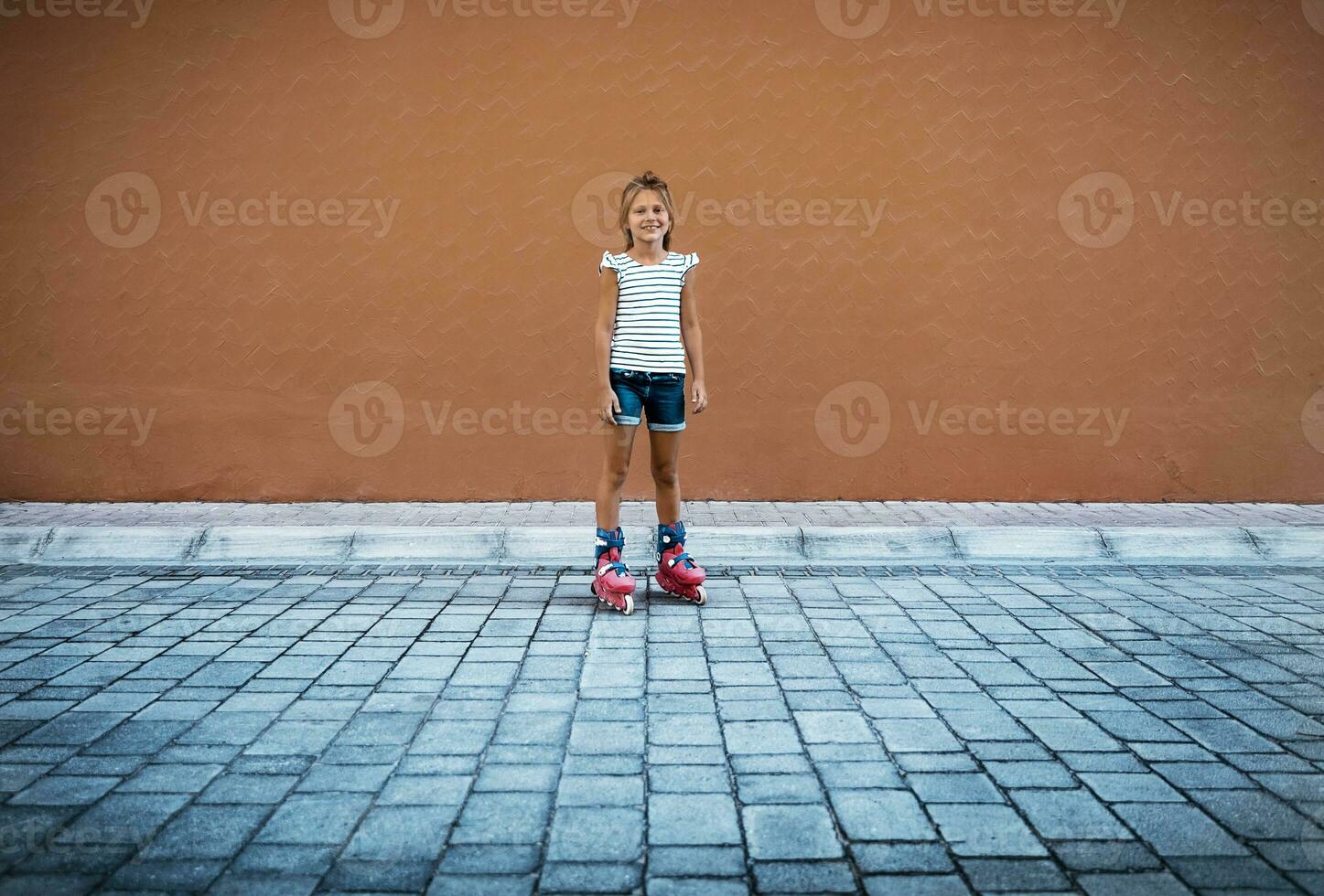 peu fille patin à roues alignées photo