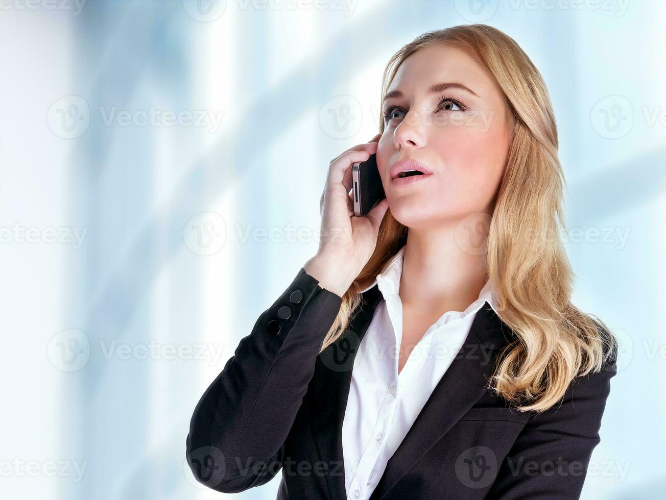 affaires femme parlant sur téléphone photo