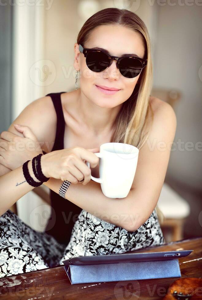 élégant femme à Extérieur café photo