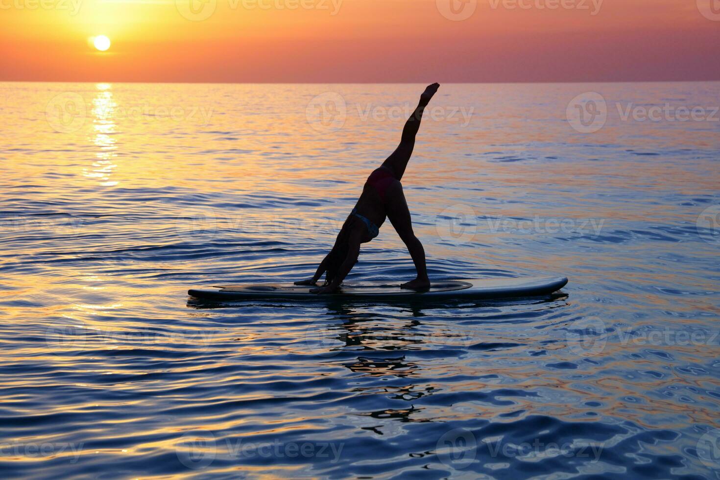 Faire yoga sur le plage photo