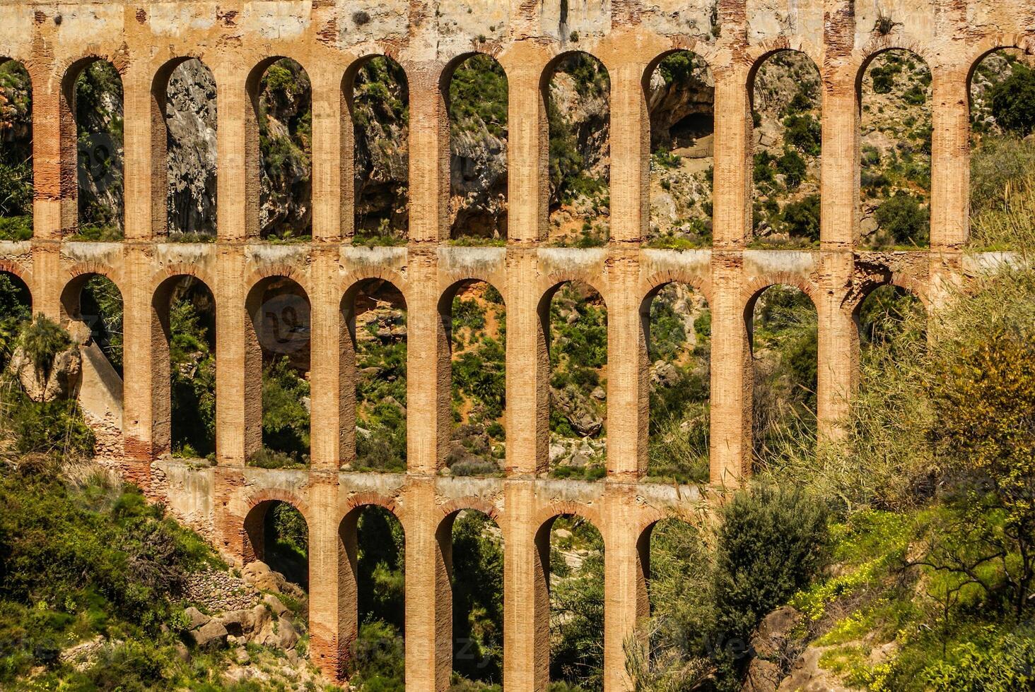 vieux aqueduc dans nerja, costa del sol, Espagne photo