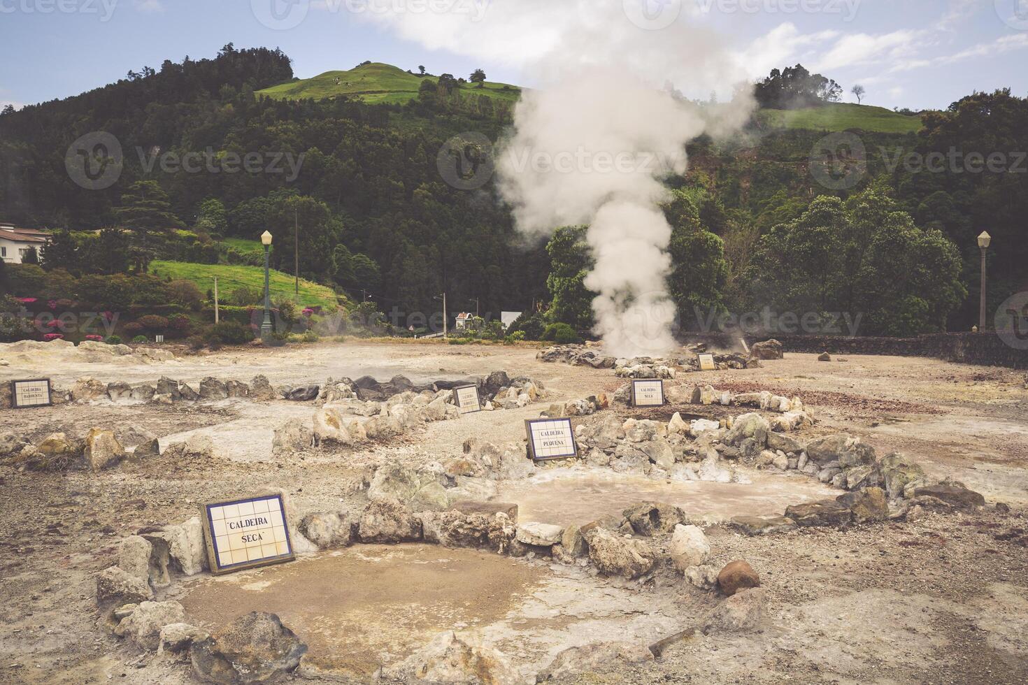 chaud printemps des eaux dans furnas, sao miguel. açores. le Portugal photo