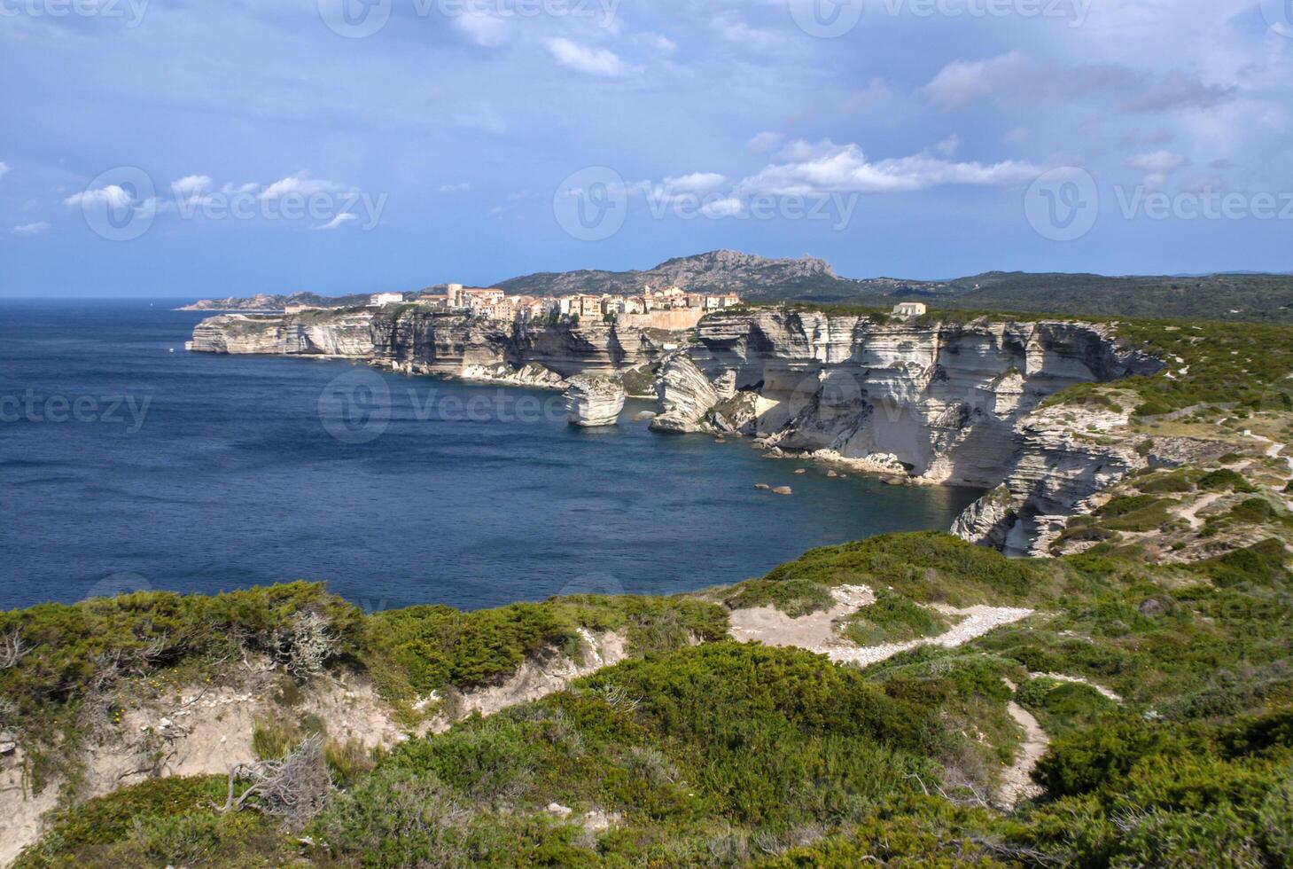 magnifique vieux village de bonifacio la Corse île, France suspendu plus de incroyable falaises photo