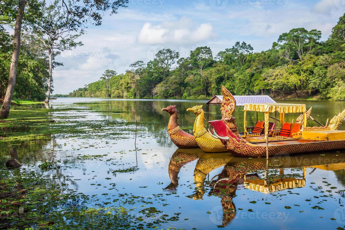 thaïlandais traditionnel bateaux sur le Lac près, bayon temple dans angkor Thomas, siemreap, Cambodge. photo