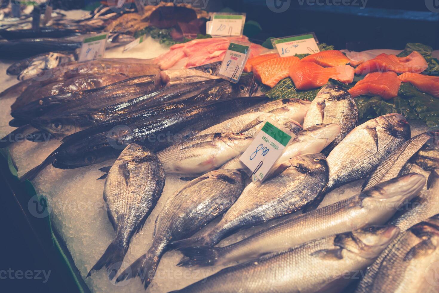 Barcelone, la boqueria une couvert marché pour poisson, Viande, légumes, des fruits et nourriture de tout sortes photo