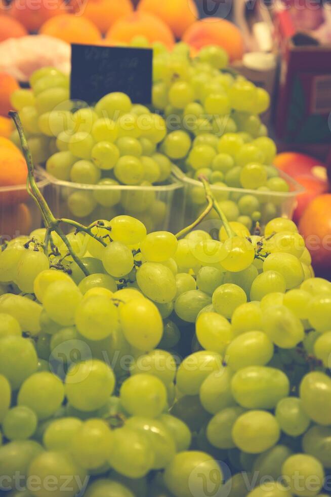 Barcelone, la boqueria une couvert marché pour poisson, Viande, légumes, des fruits et nourriture de tout sortes photo