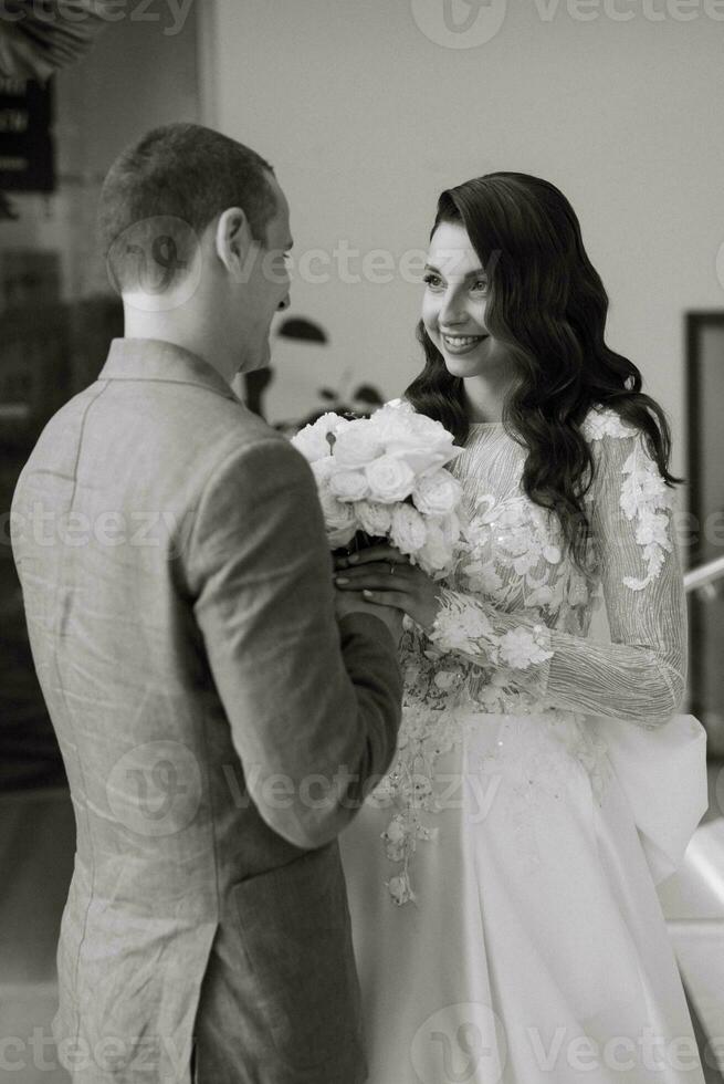 réunion de le la mariée et jeune marié sur le Hôtel escaliers photo