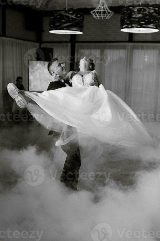 le premier Danse de le la mariée et jeune marié à l'intérieur une restaurant photo