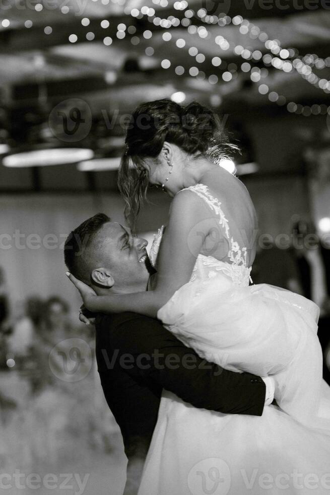 le premier Danse de le la mariée et jeune marié à l'intérieur une restaurant photo