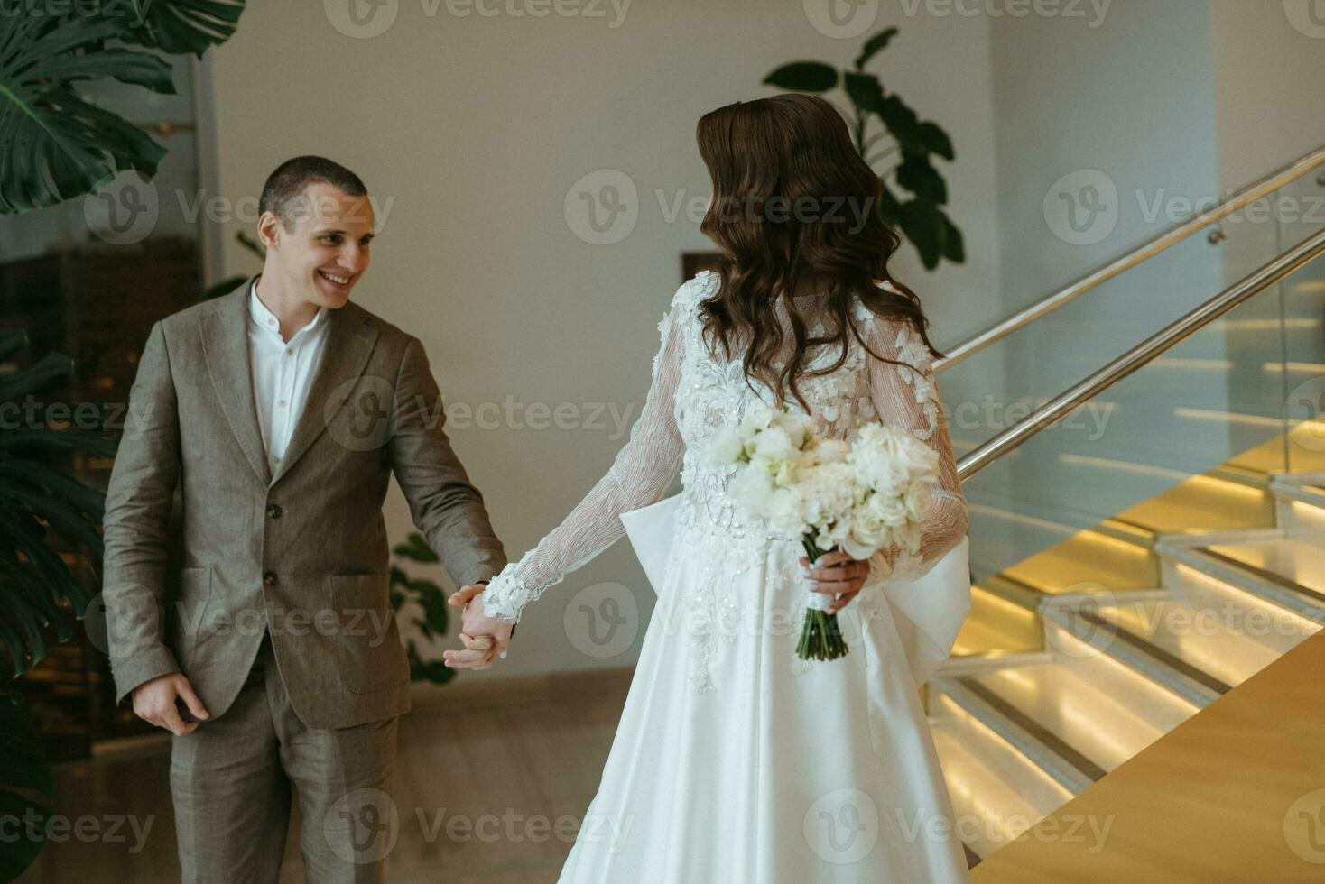 réunion de le la mariée et jeune marié sur le Hôtel escaliers photo