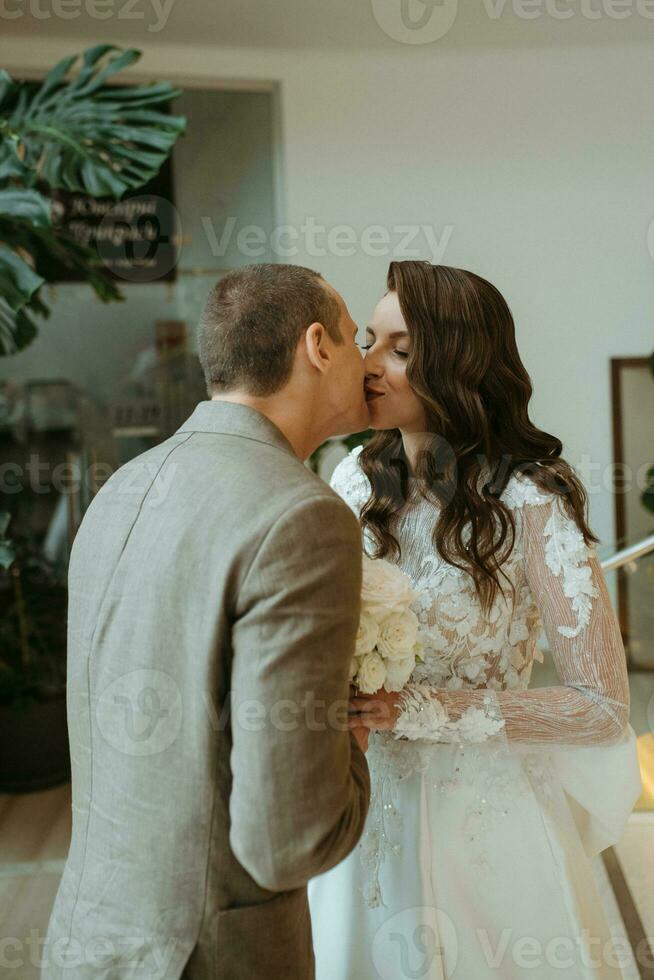 réunion de le la mariée et jeune marié sur le Hôtel escaliers photo