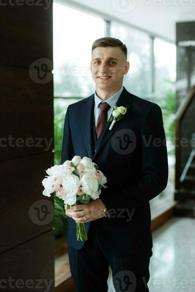 réunion de le la mariée et jeune marié dans le Hôtel hall photo