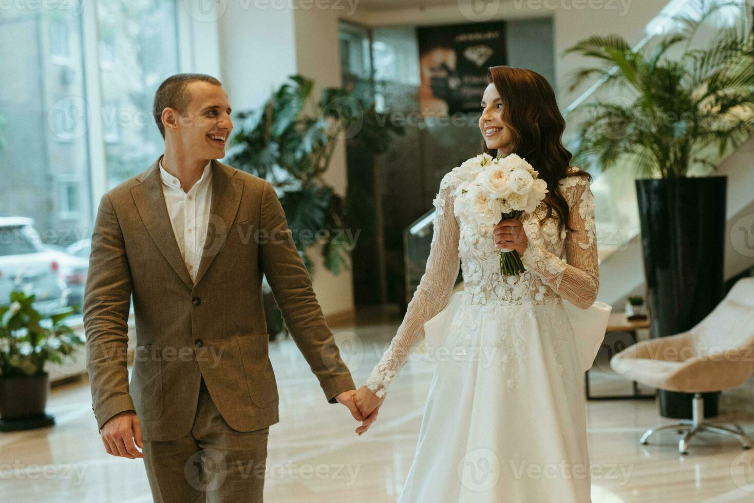 réunion de le la mariée et jeune marié sur le Hôtel escaliers photo